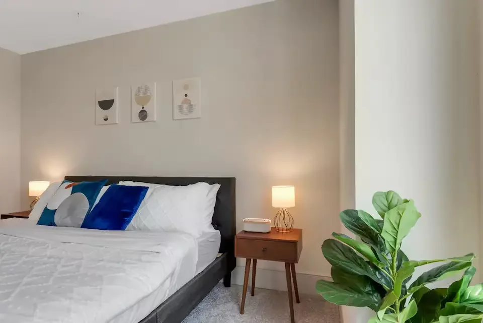dallas-downtown-high-rise-apartment-7.webp