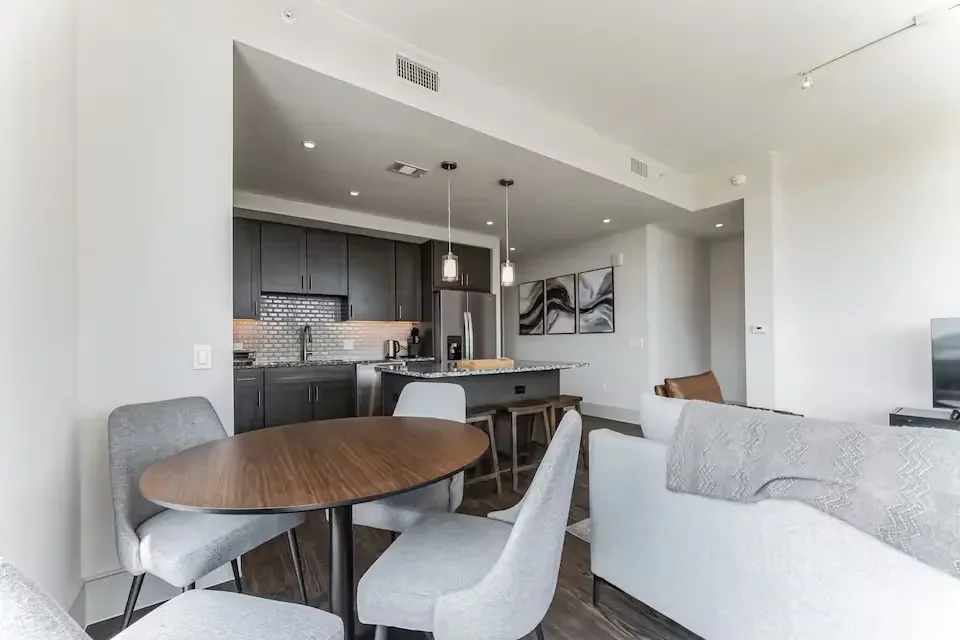 dallas-downtown-high-rise-apartment-15.webp
