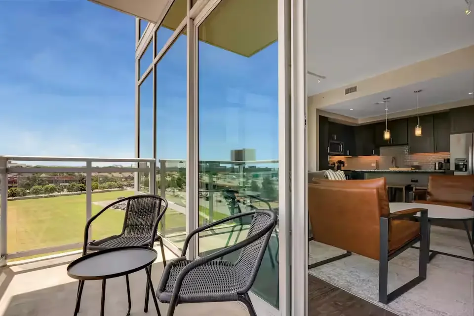 dallas-downtown-high-rise-apartment-12.webp