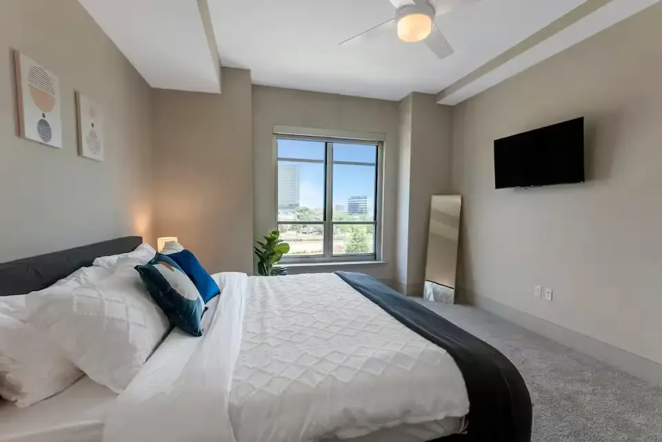 dallas-downtown-high-rise-apartment-13.webp