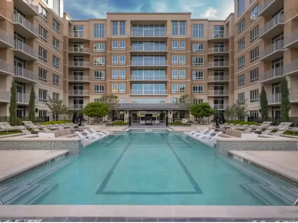 dallas-downtown-high-rise-apartment-10.webp