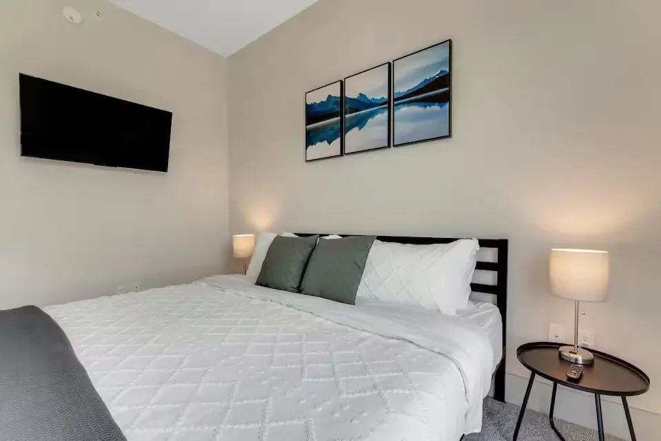 dallas-downtown-high-rise-apartment-22.webp