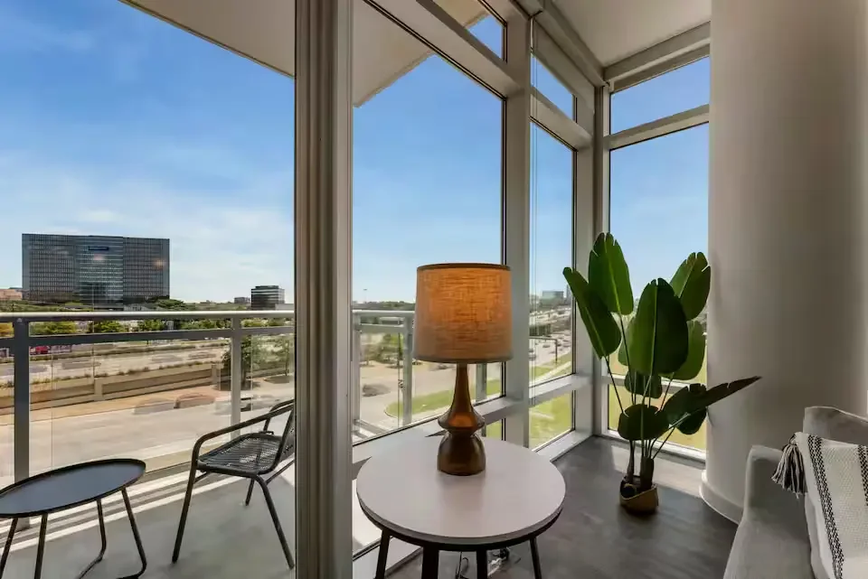 dallas-downtown-high-rise-apartment-1.webp