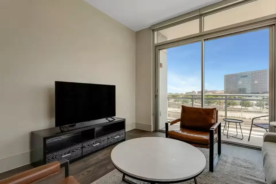 dallas-downtown-high-rise-apartment-14.webp