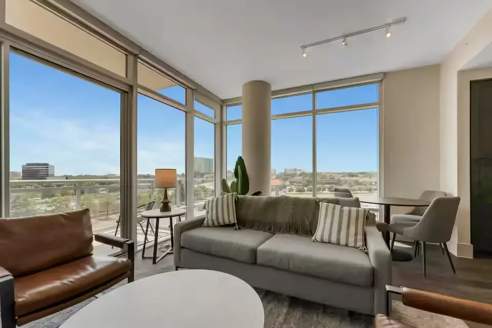 dallas-downtown-high-rise-apartment-19.webp