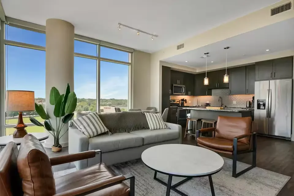 dallas-downtown-high-rise-apartment-8.webp