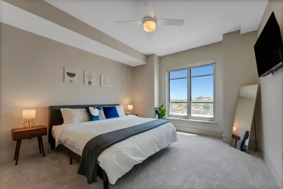 dallas-downtown-high-rise-apartment-18.webp