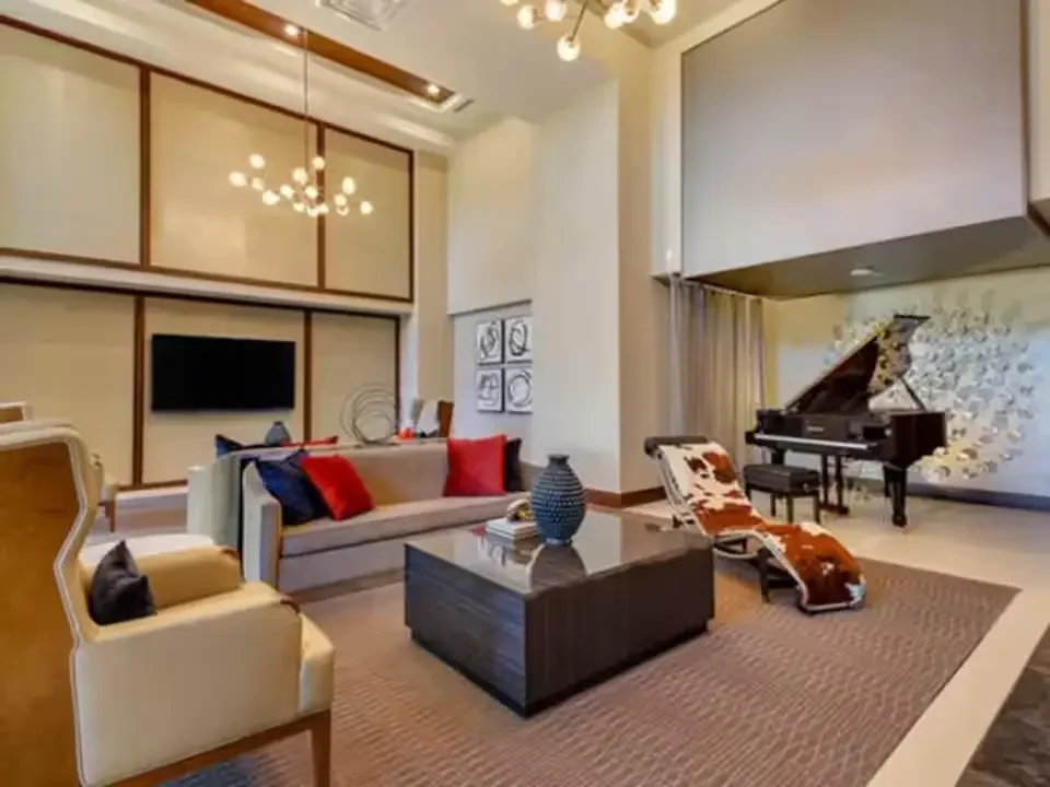dallas-downtown-high-rise-apartment-16.webp