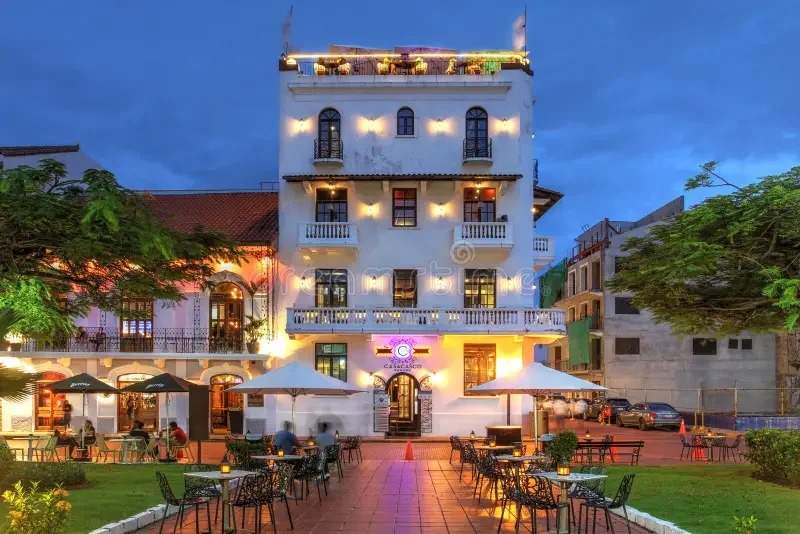 ciudad-de-plaza-herrera-casco-viejo-panama-escena-nocturna-en-tomas-el-antiguo-la-es-popular-por-sus-famosos-restaurantes-y-bares-223843942.jpg.webp
