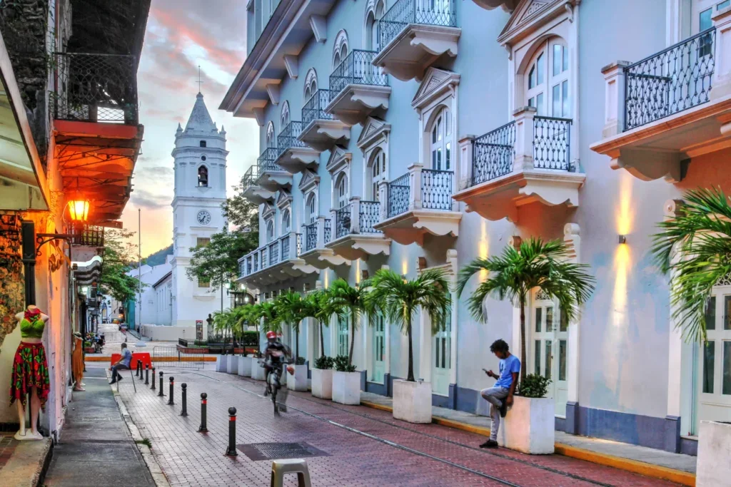 coloridas-calles-del-casco-viejo-panameno-1024x683.webp