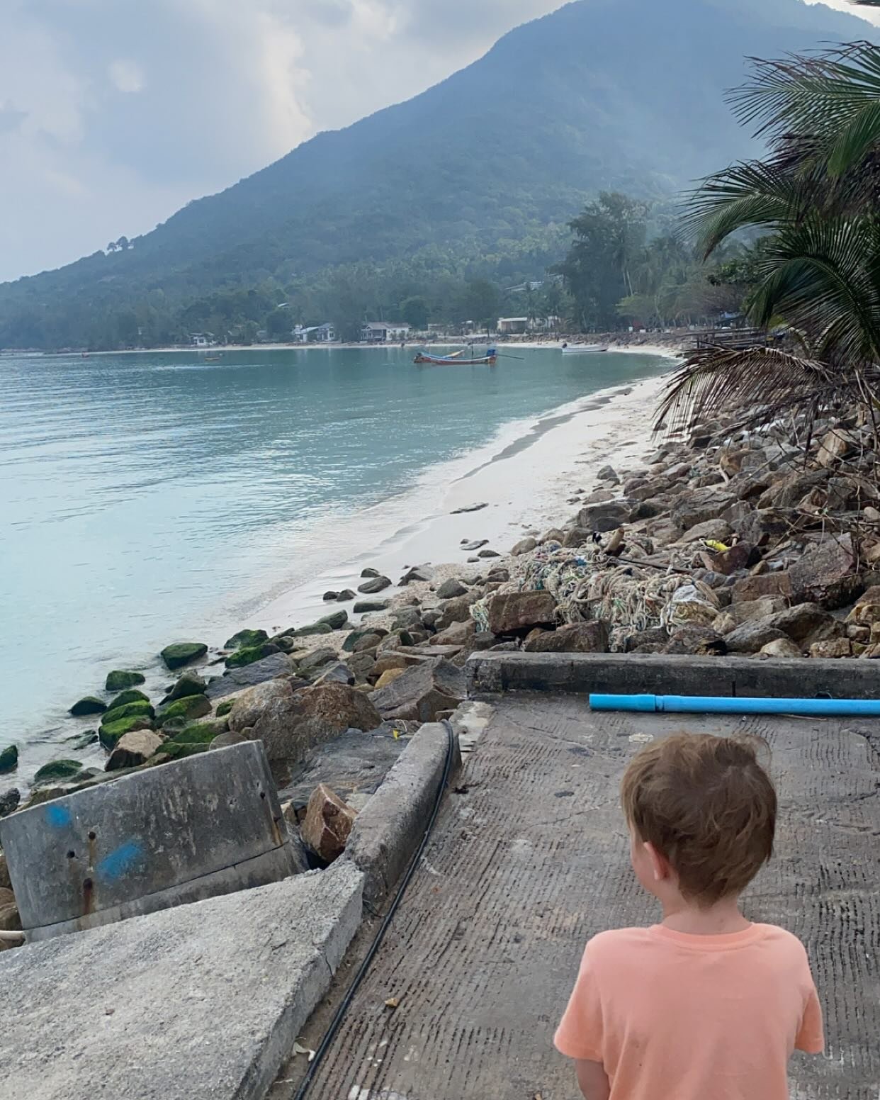Haad Khom in the north of Koh Phanagn.
We spent more time searching for Layla&rsquo;s 👶dummy than planned 🙂, but what an epic day trip up from Salad beach.  Wildlife 🐒, views 👁️ and more stunning beaches 🏝️. #thailand #kohphangan #family #beach 