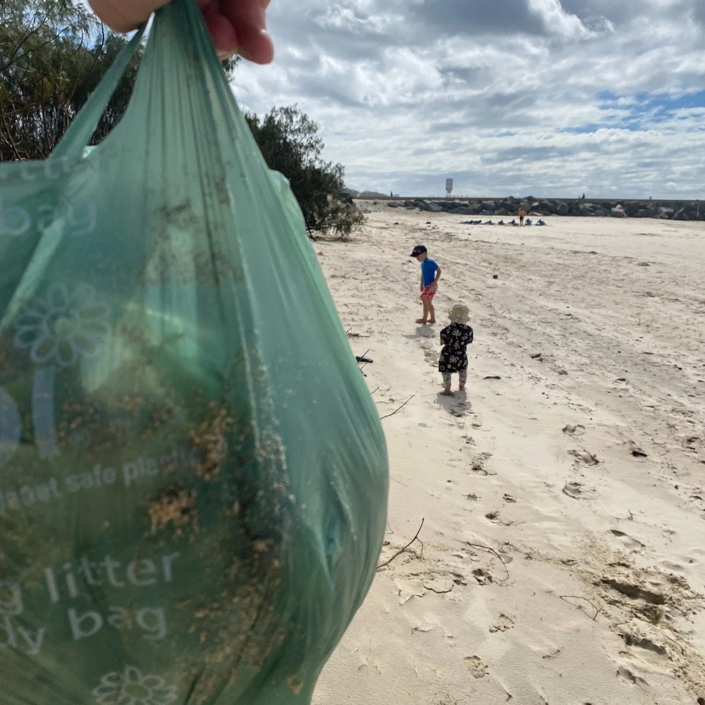 Impromptu beach clean up today 🌏.
We found the bag first and then filled it to the brim as we walked down the beach 🏝️.
Another great lesson from outside the classroom ♻️.

#australia #goldcoast #goldcoastcity #beachlove #keepitgreen #beachcleanup 