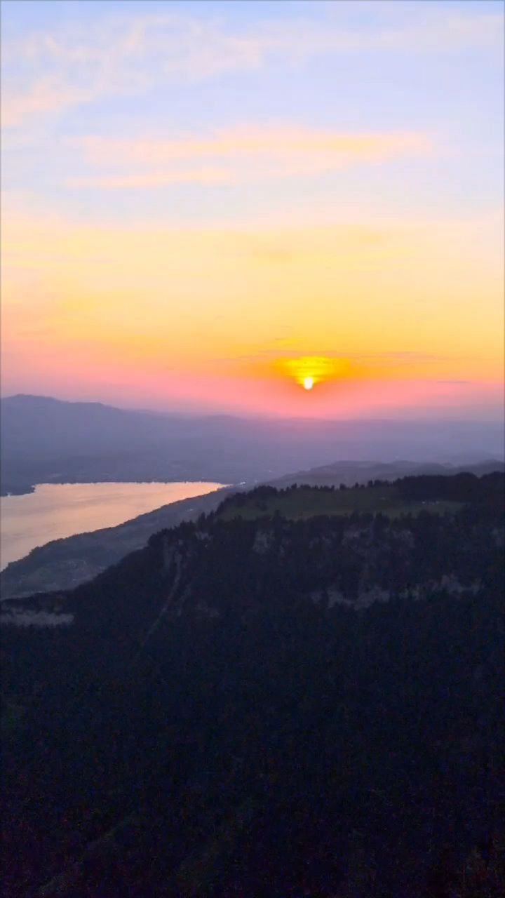 It&rsquo;s the simple moments that feel like magic.
Sunset dinners with a view &mdash; that&rsquo;s what Swiss Mountain Hikes are all about 🌄✨
.
.
.
.
.
#interlaken #sunset #swissalps #swissmountainhikes #sunsethike #meditativehike #jungfrauregion #