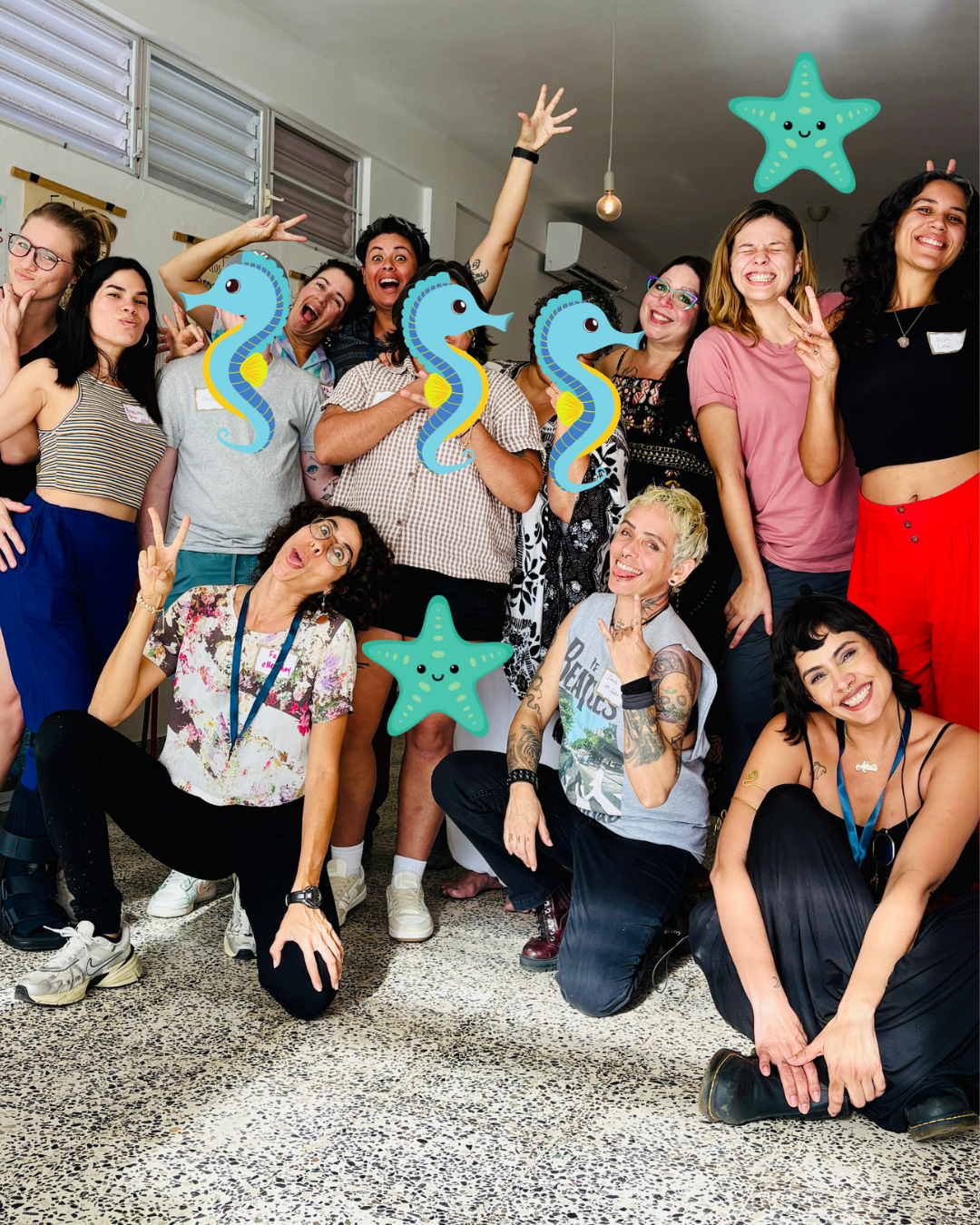 Grupo de personas sonriendo y haciendo gestos en una fiesta, con ilustraciones de caballitos de mar y estrellas de mar agregadas creativamente a la imagen.