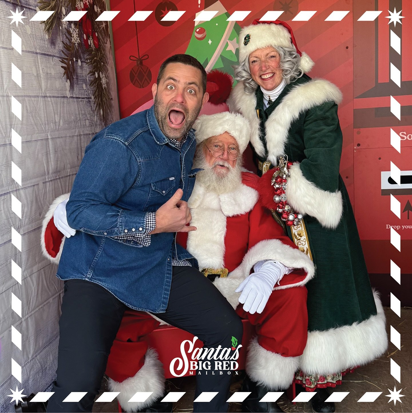 Santa Visits TODAY! Noon until 2PM at Santa&rsquo;s Big Red Mailbox in Mariemont Square. This is your LAST CHANCE to visit with Santa. Presented by @parknationalbnk 
See The Muppet Christmas Carol at 11am at the @mariemonthstheatre today.
🎄✨❄️🎄✨❄️?