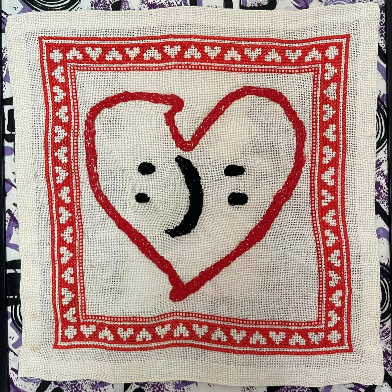 Dagens bidrag &auml;r inskickat av @revolution_stitches!

Anna &auml;r journalist, skribent och hobbybrod&ouml;s. Detta bidrag &auml;r en duk med hj&auml;rtat fr&aring;n Henrik Wahlstr&ouml;ms uppochner-kampanj &ndash; &quot;ett broderi som betyder m