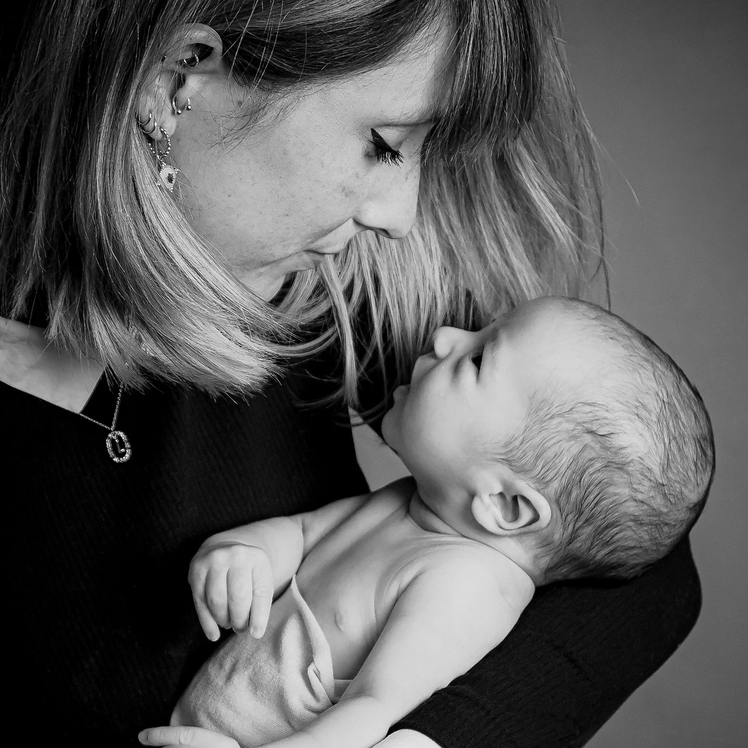 Portrait mère et bébé en noir et blanc en studio à Tours, séance photo famille douce et intime