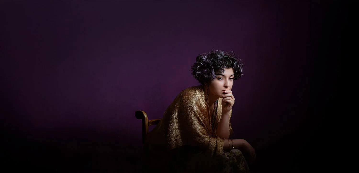 Portrait de femme en studio à Tours, lumière douce et ambiance artistique pour une image élégante