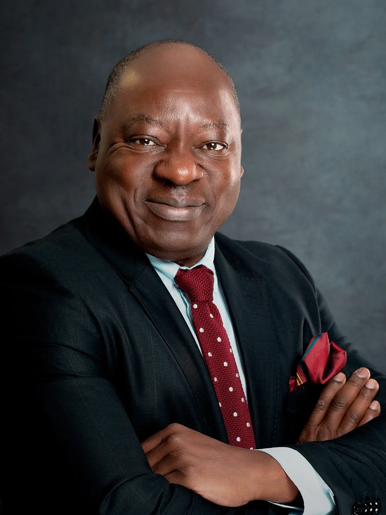 💼 Un portrait professionnel sobre et impactant.
L’assurance, le sérieux et la crédibilité passent aussi par une photo corporate de qualité.
👉 Ce style intemporel est parfait pour LinkedIn, votre site internet, ou