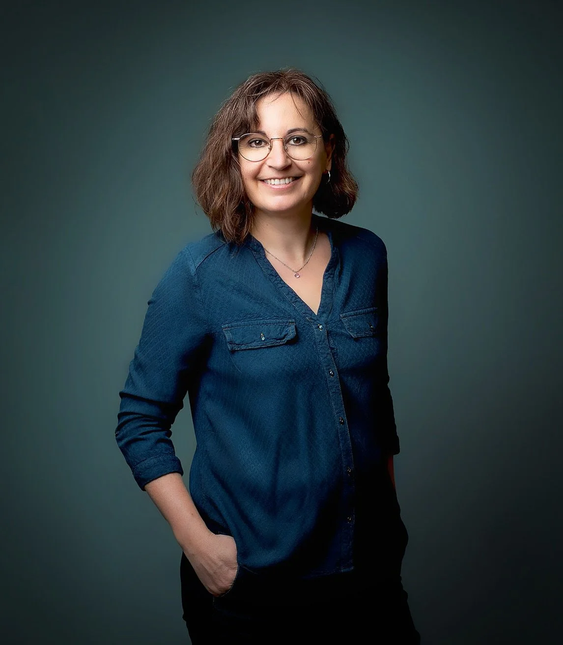 🌸 Mesdames, votre portrait professionnel est un atout puissant.
Quand cette cliente est venue au studio, elle m’a dit une chose simple :
👉 « Je veux rester accessible et authentique. »
Et c’est exactement ce que nous avons