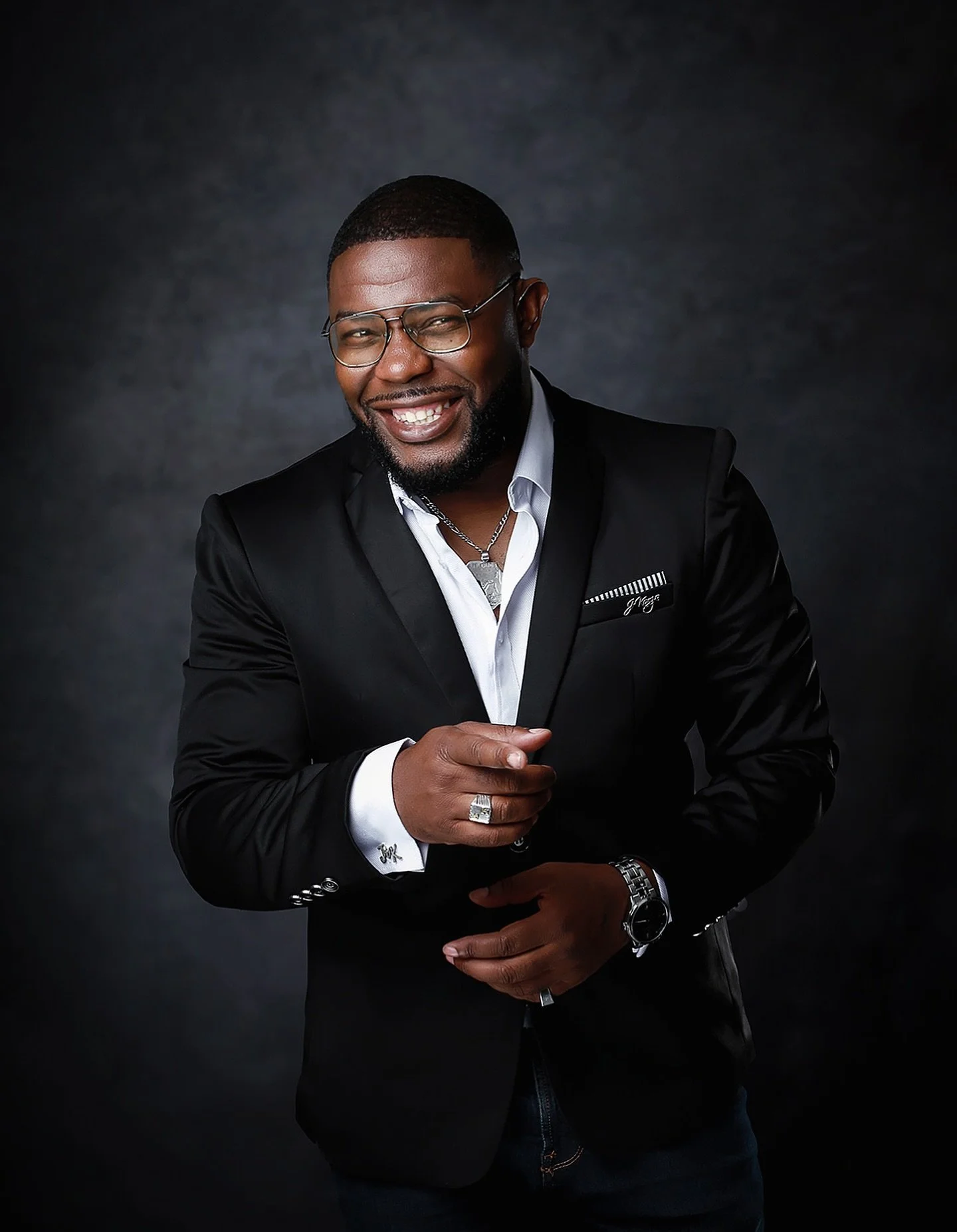 🔥 Un portrait qui donne de l’élan à votre communication.
Ce client, entrepreneur et créateur de réseau, avait besoin de visuels dynamiques pour ses réseaux sociaux, ses événements et sa communi