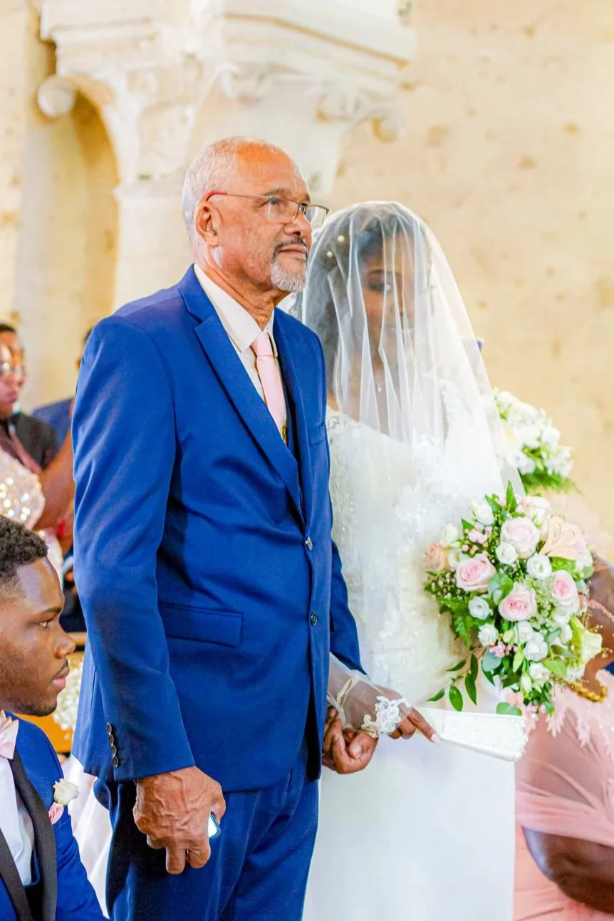 Entrée de la mariée accompagnée, moment fort de la cérémonie de mariage en Touraine