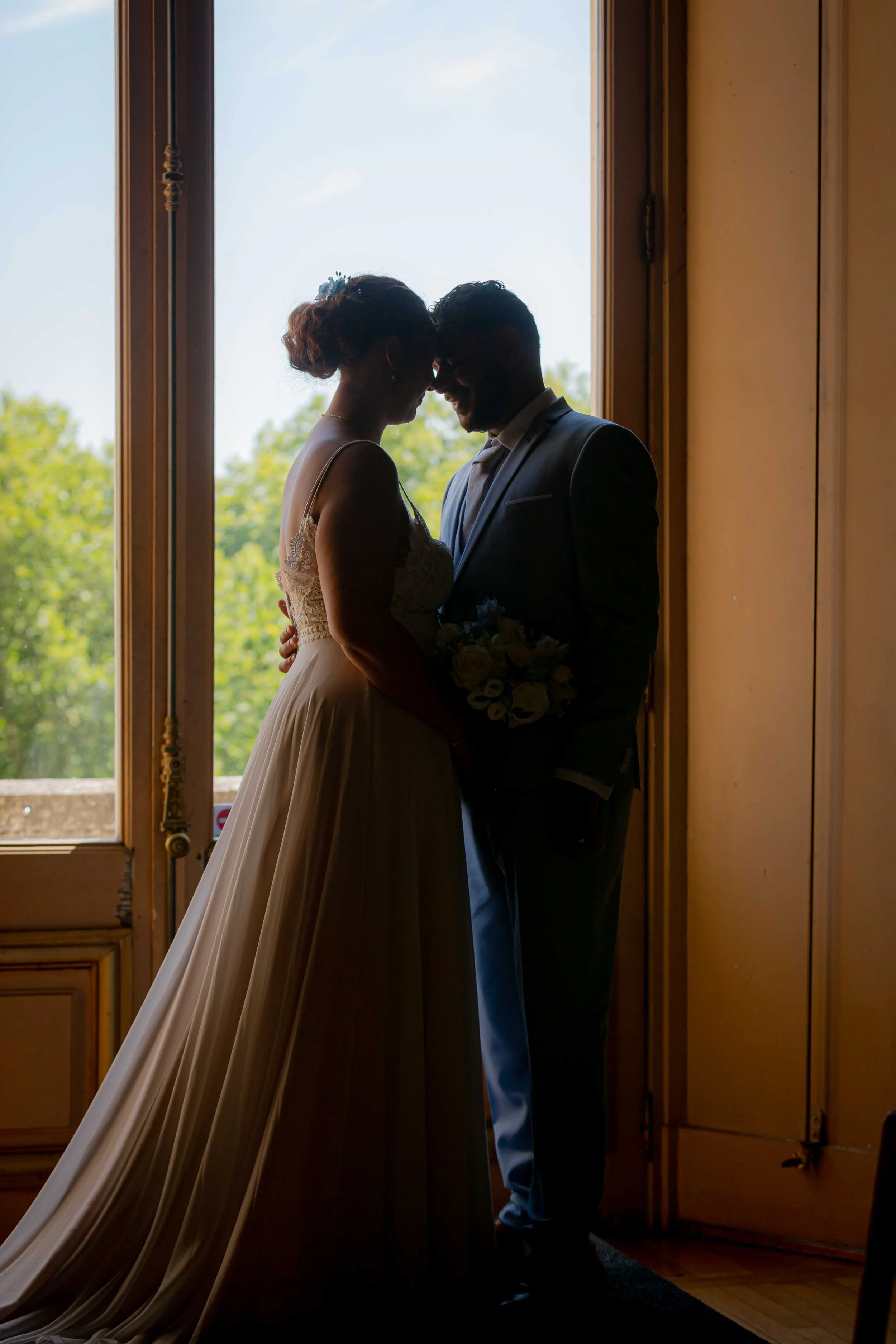 Reportage photo mariage deux mariés dans un château en Touraine – Studio Linda, photographe mariage Tours
