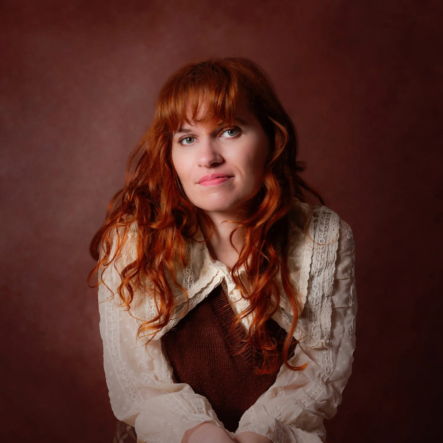 Portrait de femme rousse en studio, ambiance chaleureuse et lumière douce, photographe Tours
