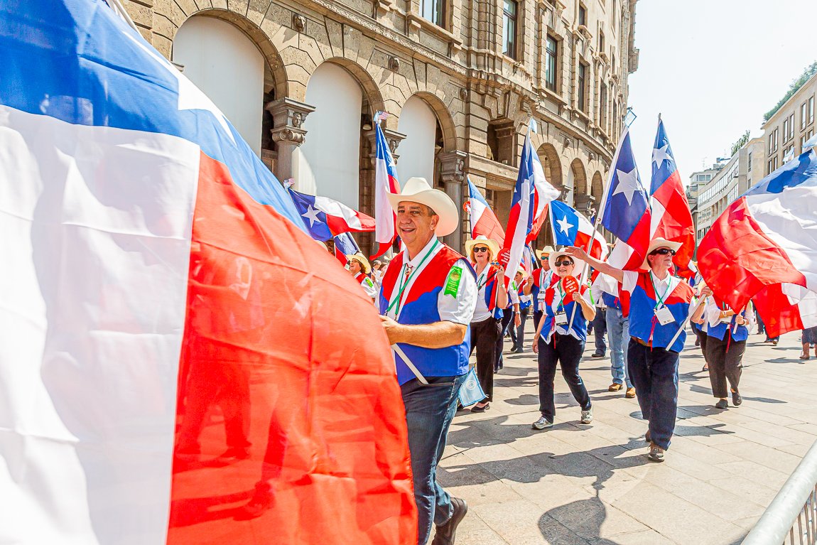 Photographe événementiel Tours défilé international drapeaux Chili reportage événement culturel en centre-ville
