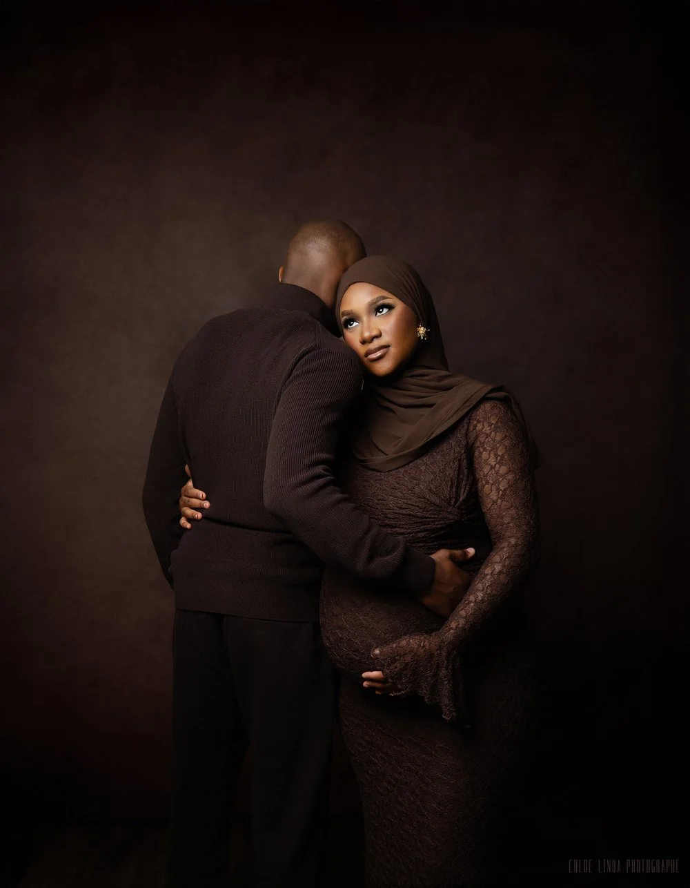 Couple attendant un bébé, portrait grossesse en studio à Tours, ambiance douce et élégante