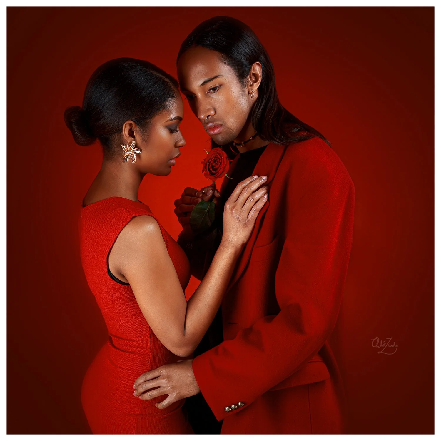 Photographie de marque avec modèles en studio à Tours, portrait artistique en lumière rouge pour campagne visuelle