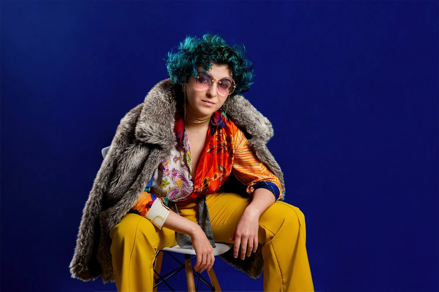 Portrait créatif en studio en Indre-et-Loire, couleurs et stylisme pour une image forte et contemporaine