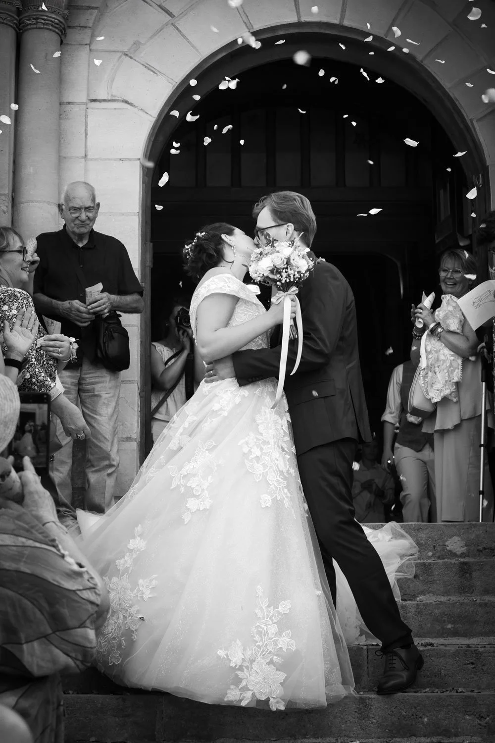sortie-maries-eglise-tours-37-photographe-mariage.jpg