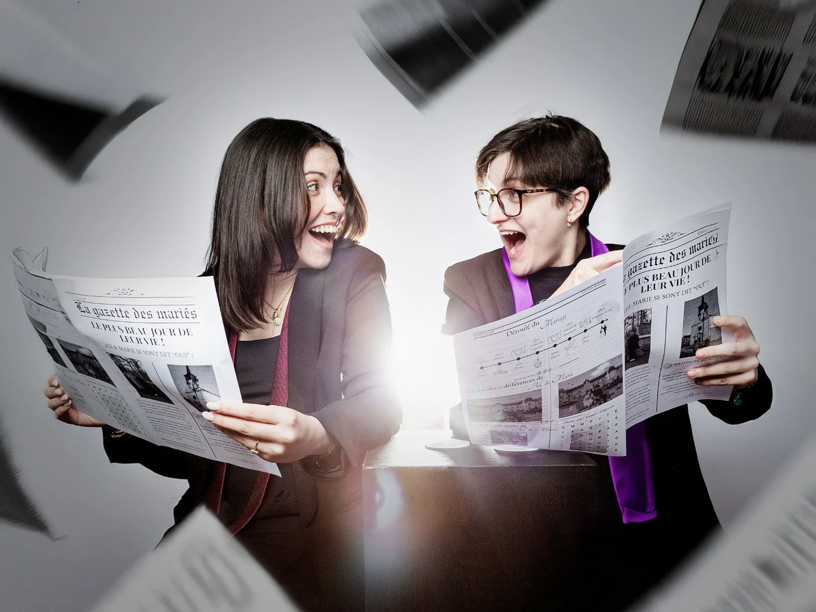 
Séance photo EVJF deux amies avec journal – Studio Linda, photographe EVJF Tours