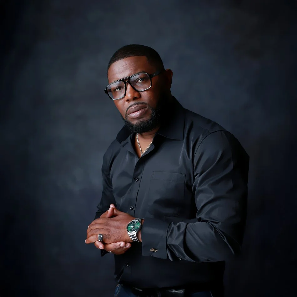 Portrait professionnel homme en studio – image corporate moderne pour LinkedIn à Tours, Chambray-lès-Tours et La Riche