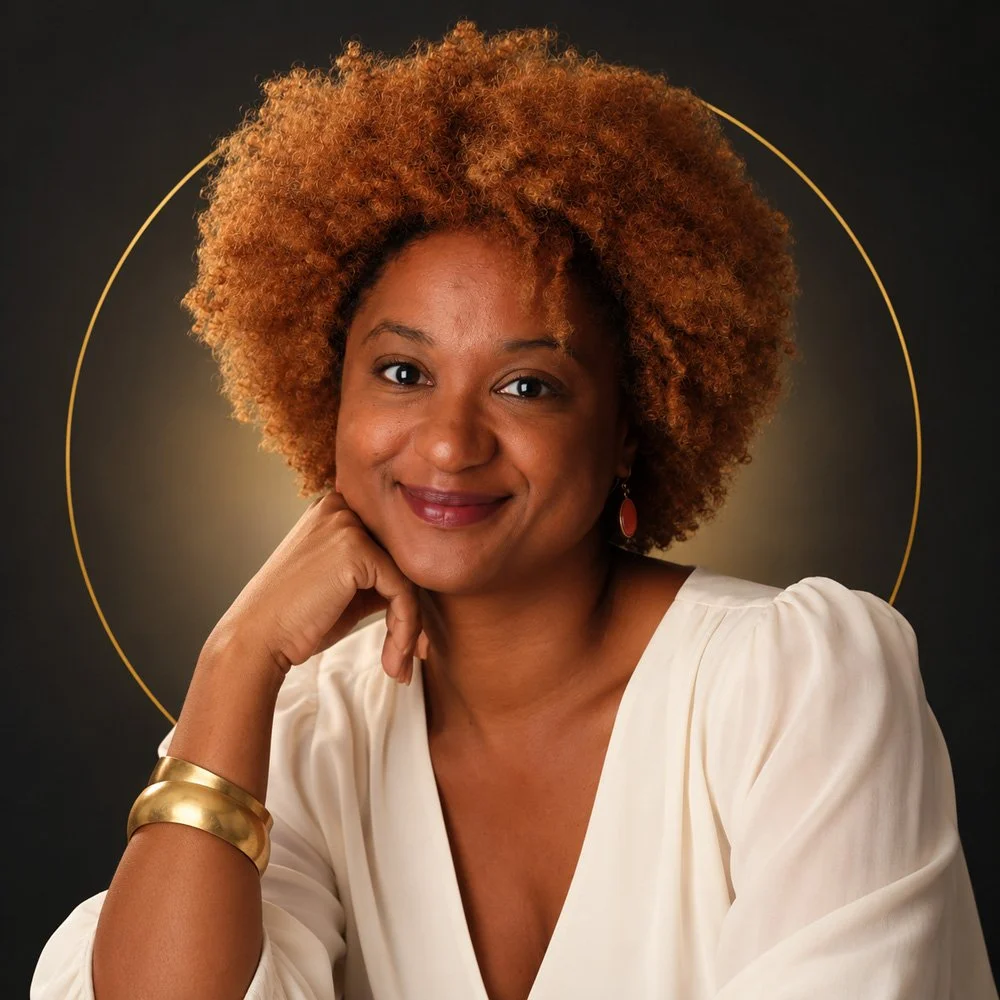 Une femme souriante avec des cheveux bouclés roux, portant une robe blanche et des accessoires dorés, posant contre un fond sombre avec un cercle doré derrière sa tête.