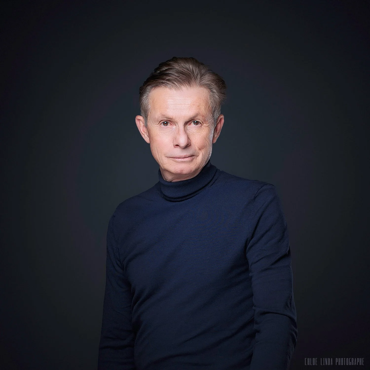 Portrait professionnel homme en studio – image sobre et impactante pour dirigeants à Tours, Saint-Avertin et Chambray-lès-Tours