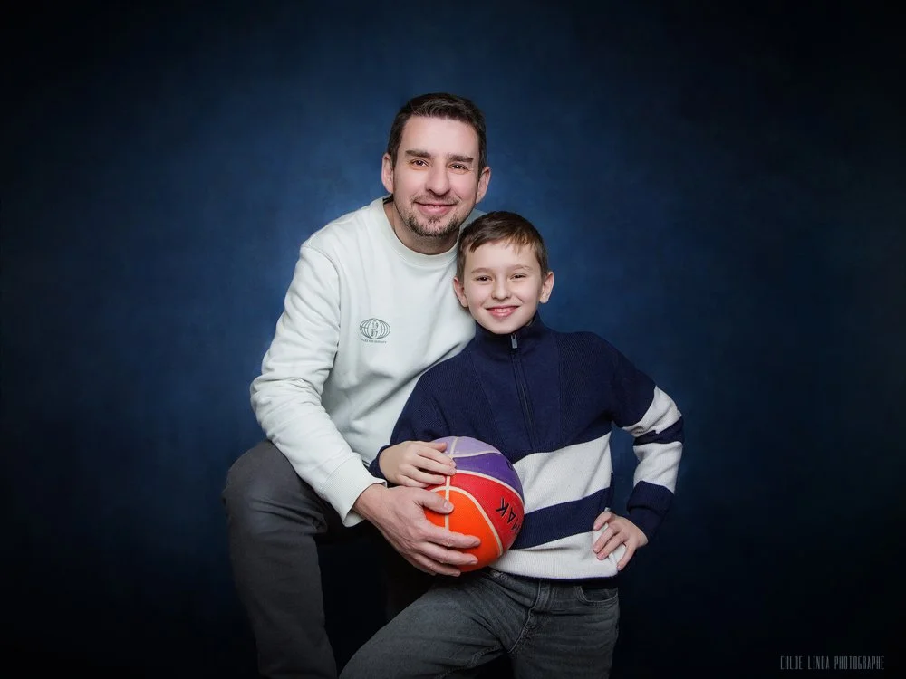 Portrait père et fils en studio à Tours, séance photo famille moderne et complice