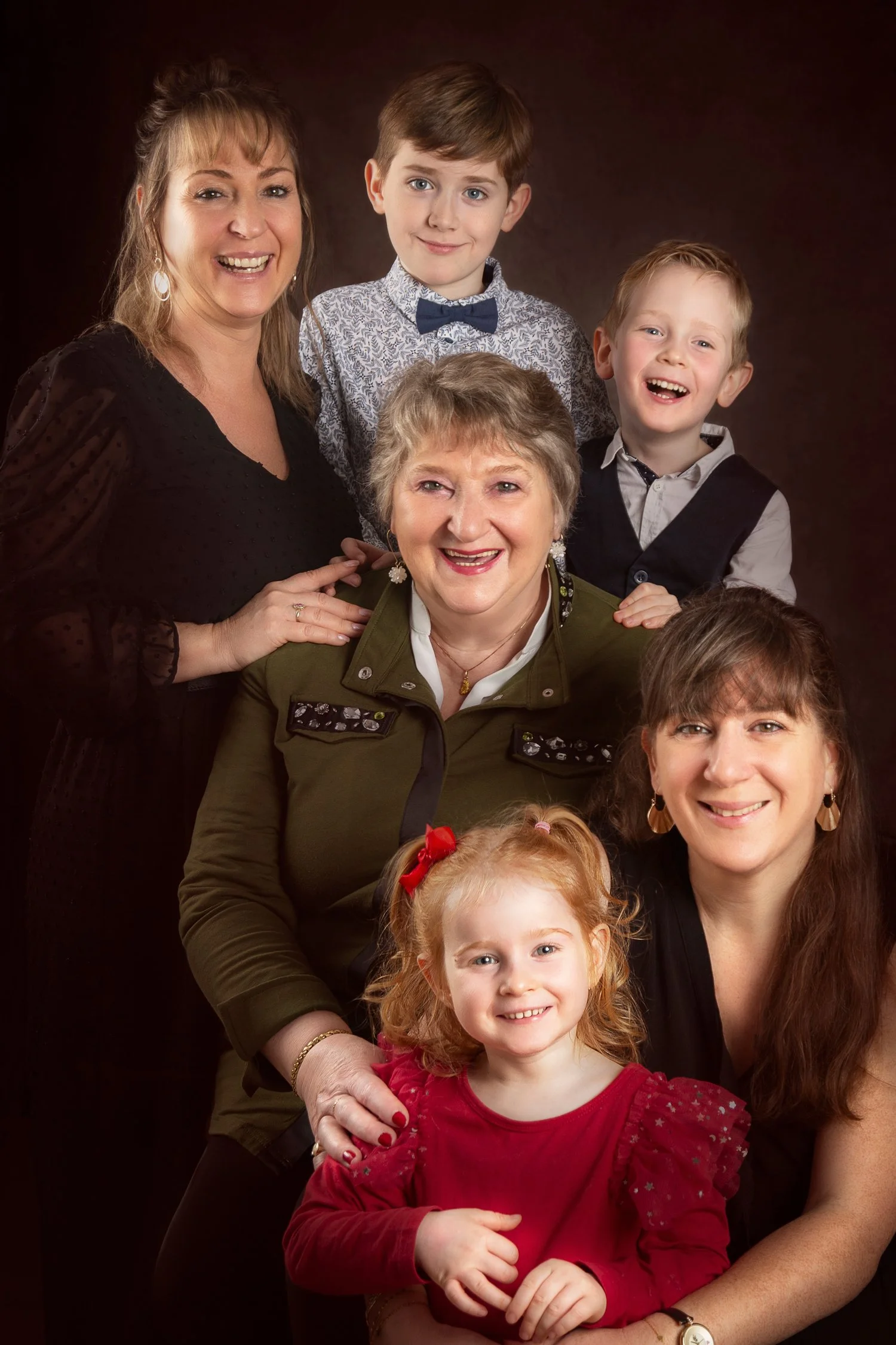 Portrait de famille en studio à Tours, photo intergénérationnelle réunissant grands-parents, parents et enfants, réalisée au Studio Linda
