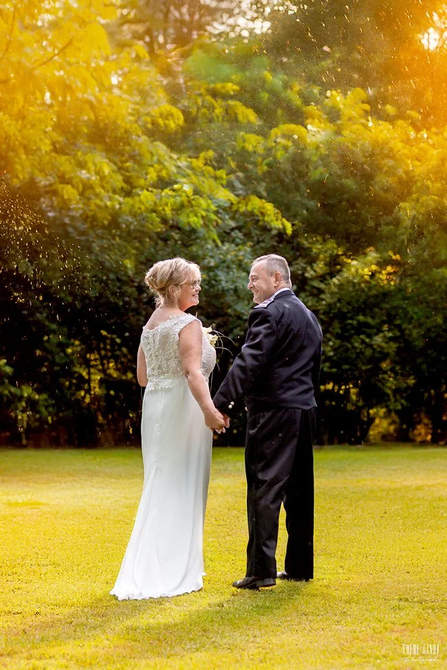 Photo d'un jeune couple de mariés dans le Logis des Laurières près d'Amboise lors d'un Mariage Intime