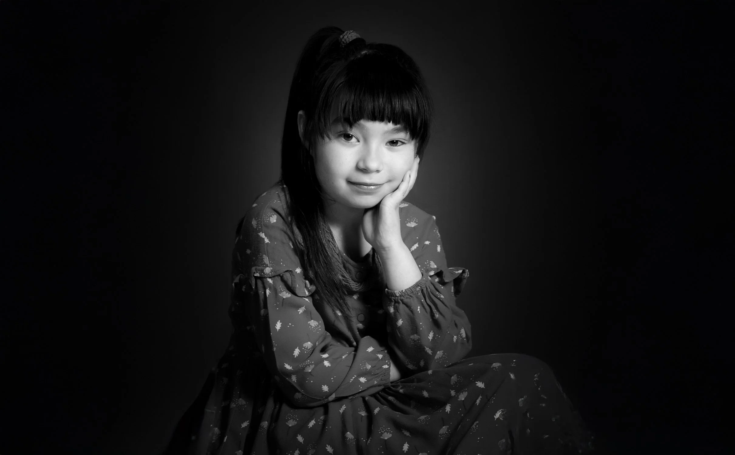 Portrait enfant en studio à Joué-lès-Tours, Photographie fine art en noir et blanc