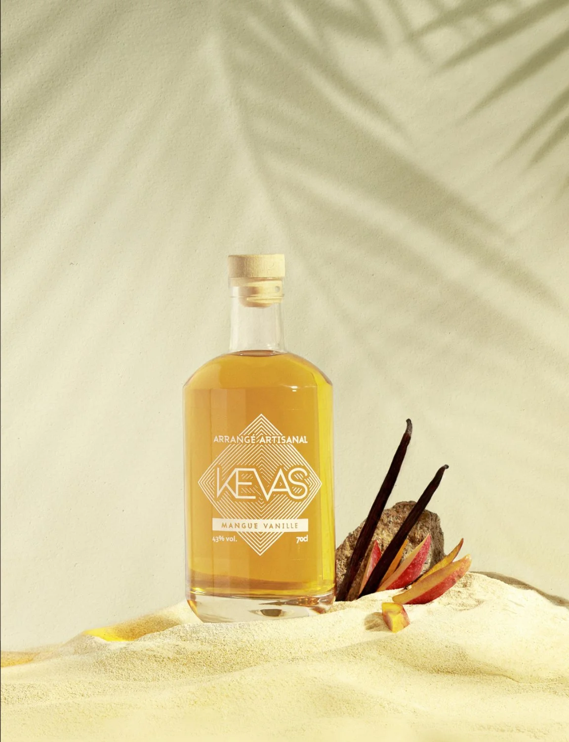 Photographie produit en studio pour e-commerce et publicité à Tours, Nantes et Poitiers, mise en scène créative de bouteille d'arrangé