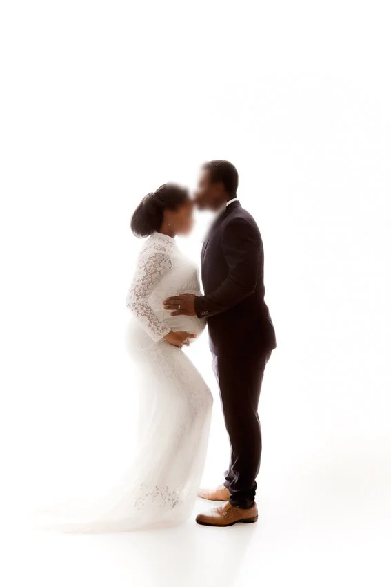 Couple avec bébé, portrait famille lumineux en studio à Tours, souvenir maternité doux et intemporel