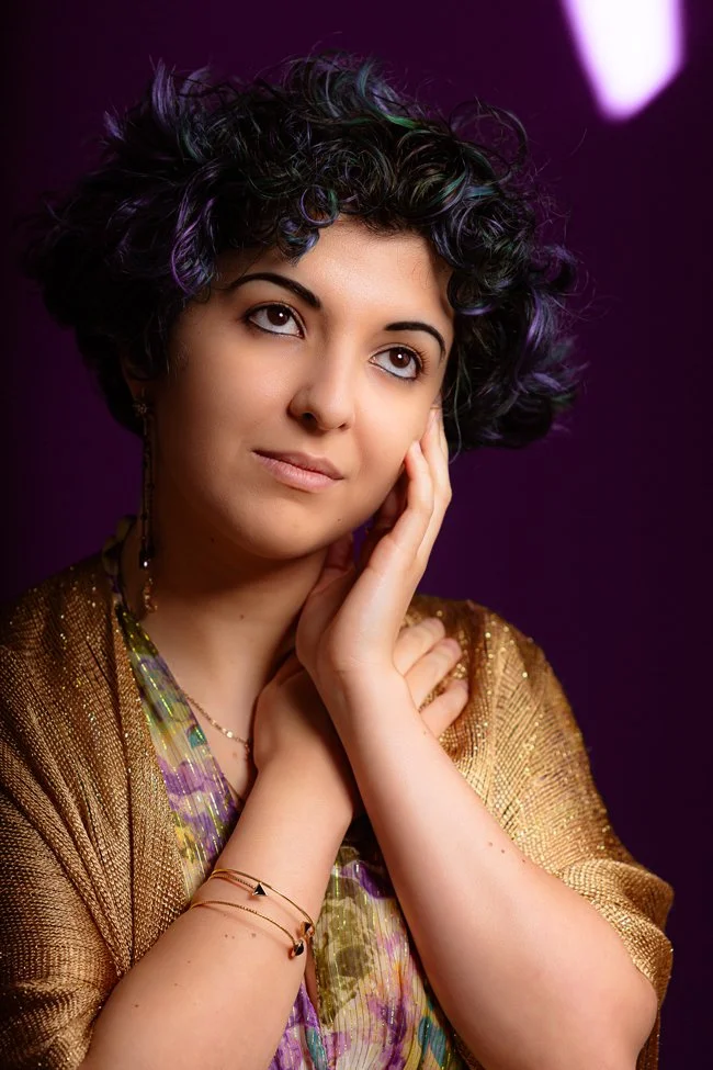 Portrait de femme en studio à Tours, lumière travaillée et ambiance artistique pour une image expressive et élégante
