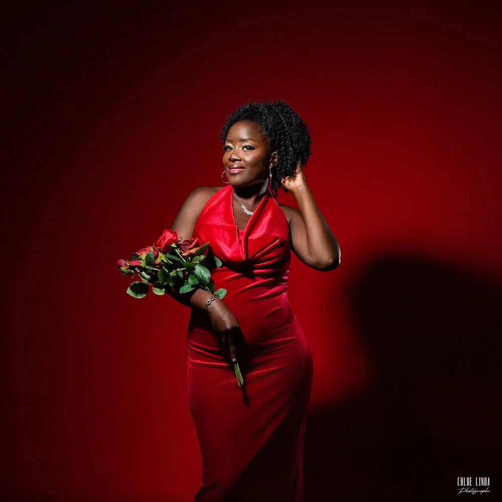 Portrait de femme en studio à Tours, ambiance chaleureuse et lumière douce pour un rendu élégant et intemporel