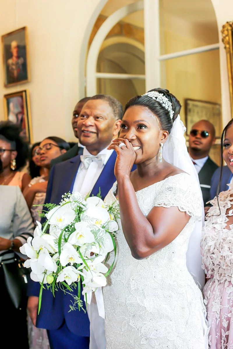 Mariée émue lors de la cérémonie de mariage à Tours, entourée de ses proches, ambiance lumineuse et naturelle