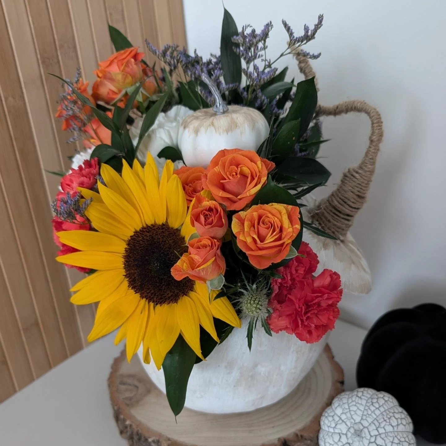 Floral Pumpkin Centerpiece 🎃 

#floralcenterpiece #pumpkin #sunflower #supportlocal #newtonlewillowsflorist