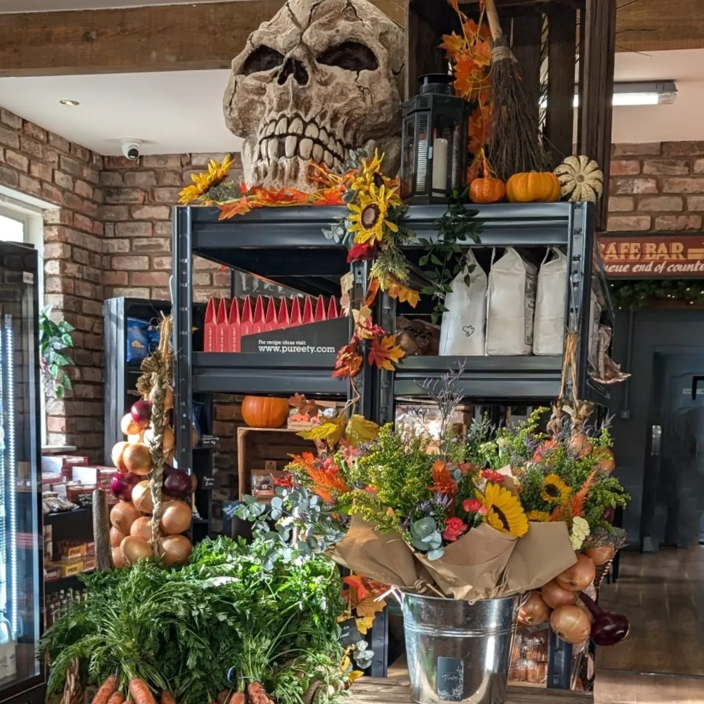 🍁Now Available🍁

Over the moon to announce that @redbankfarmshop now has in stock my autumnal bouquets 🍂 grab one while you can. 

Love the autumnal display, Happy Saturday everyone

#autumnvibes #sunflowers #flowerbouquet #supportsmallbusiness #s