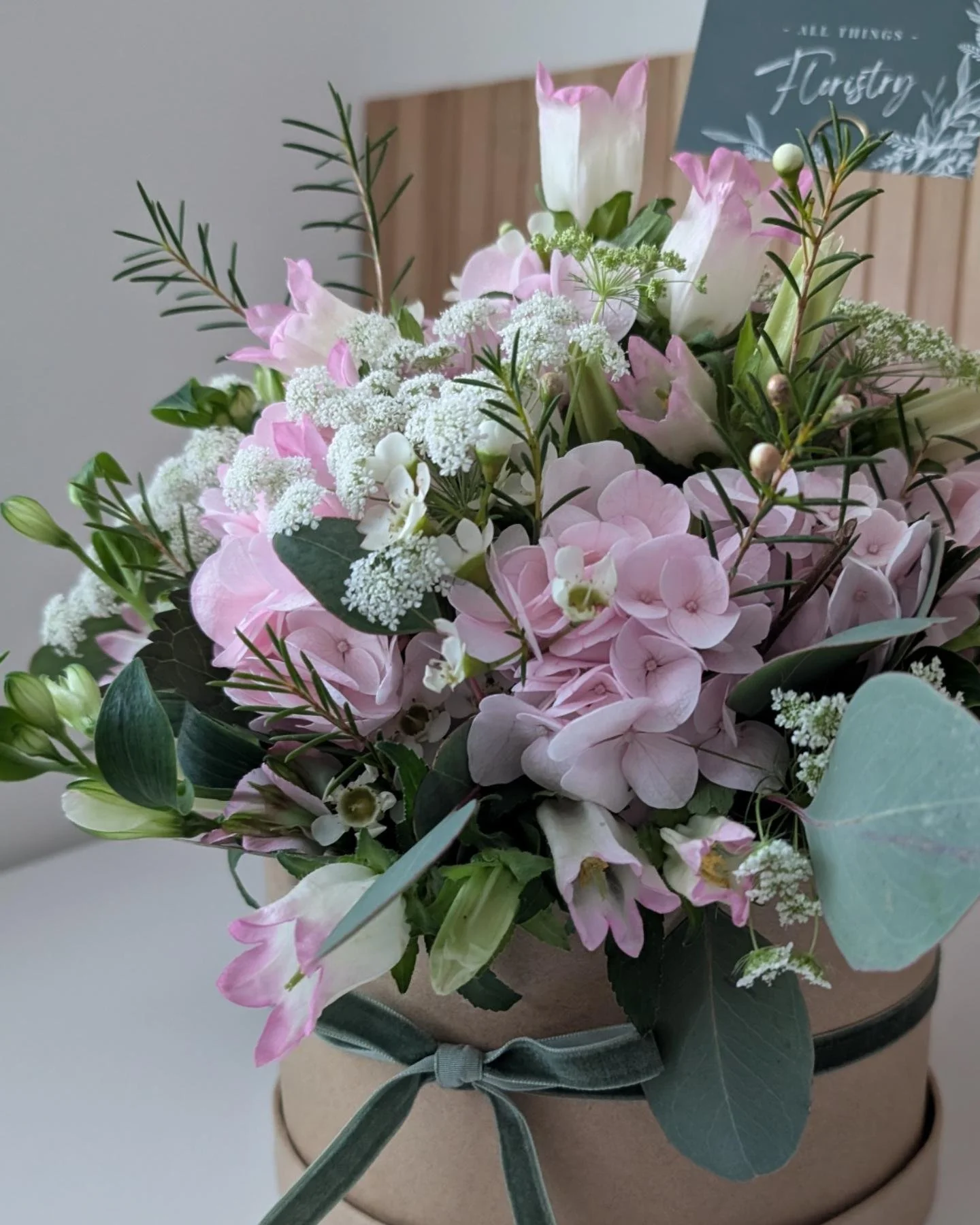 Completely forgot about this from a few weeks ago...floral hatbox 🌸 

#floral #hatbox #newtonlewillowsflorist #greatasagift #anyoccasion