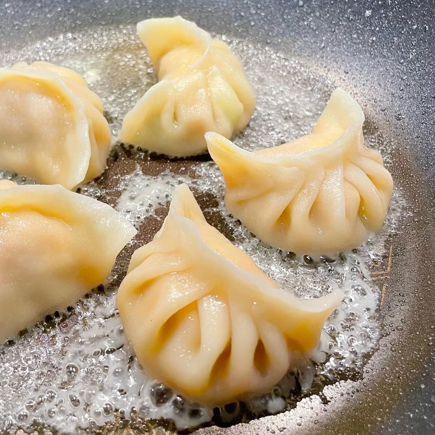 Kimchi dumplings anyone? 😍 If so - and you'd be crazy not to - head over to @dumpling.mama.uk and find out where you can find them! They are absolutely delish, handmade and are a stand-out example of Asian fusion ❤️

#glasgow #edinburgh #scotland #k
